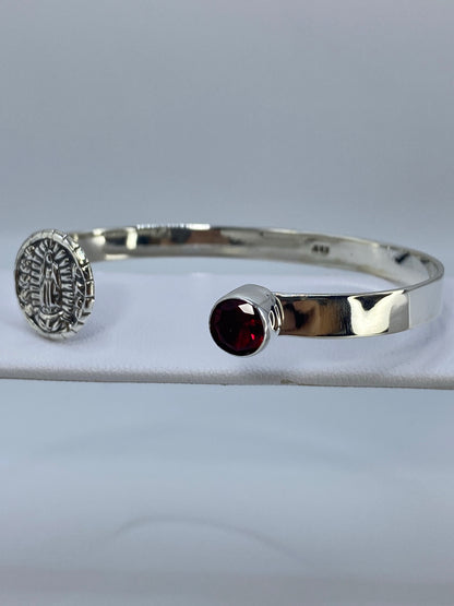 Brazalete tipo esclava en plata 925 con diámetro interior 6.2 cm mostrando el engaste de la piedra roja