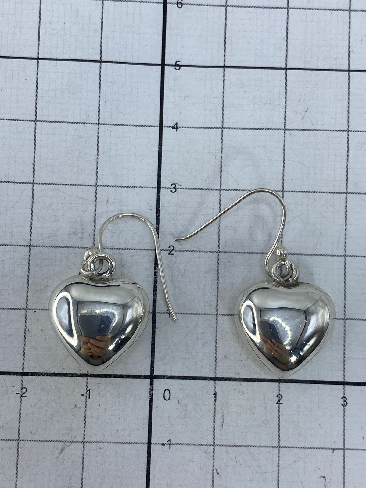 Aretes sobre fondo blanco con sello Quinto 925 visible