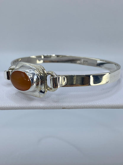Vista frontal del brazalete de plata 925 con piedra Ojo de Gato naranja engastada