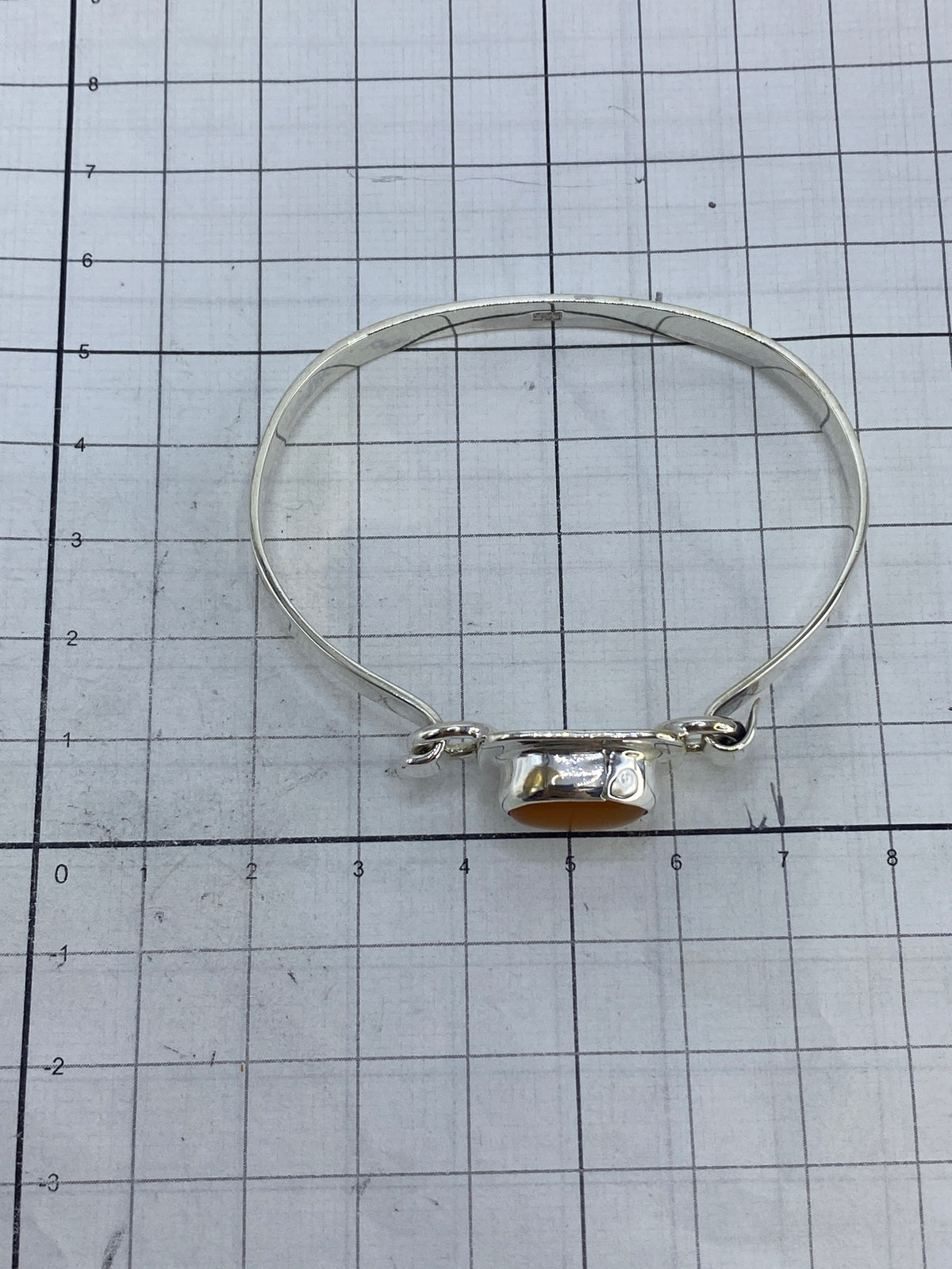 Brazalete sobre fondo blanco con marca 925 visible — diámetro interior 5.4 cm
