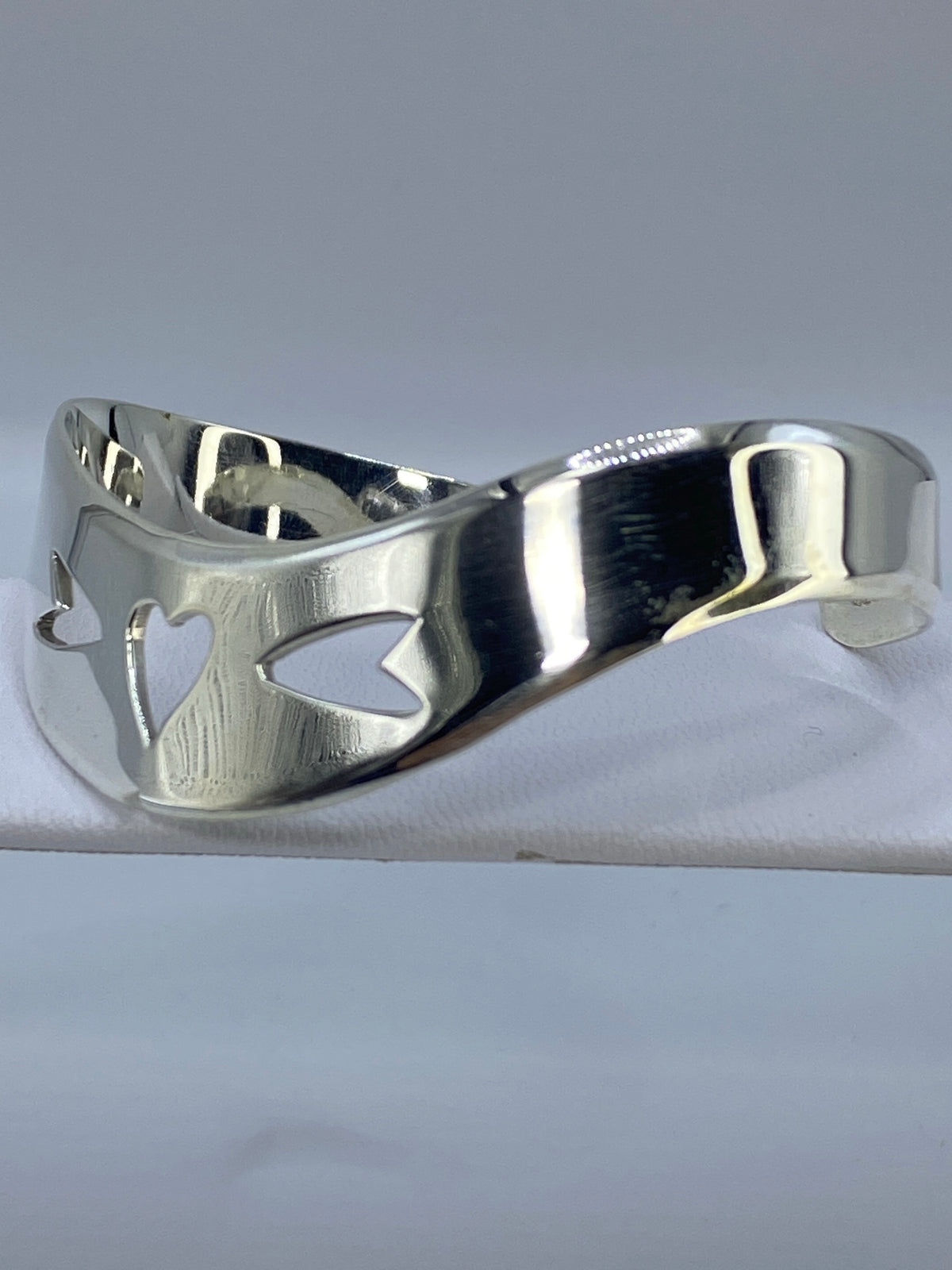 Brazalete de plata 925 en calado artesanal, mostrando el diámetro interior de 6.3 cm en escala