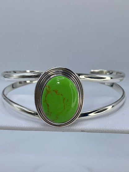 Detalle del engaste a mano de la turquesa verde limón en plata 950