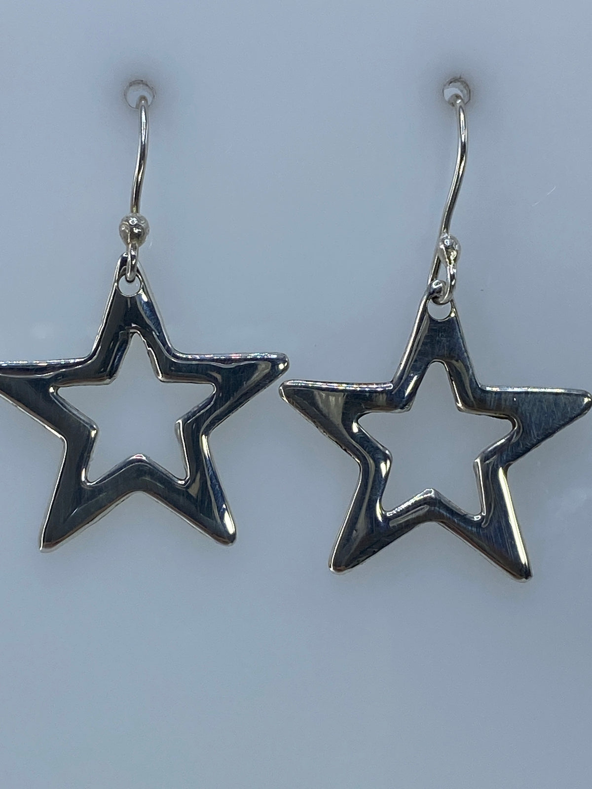 Aretes de plata sobre fondo blanco con marcaje 925