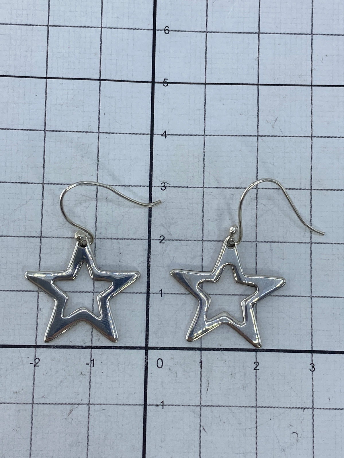 Aretes de plata en calado con ganchos de plata, vista del perfil