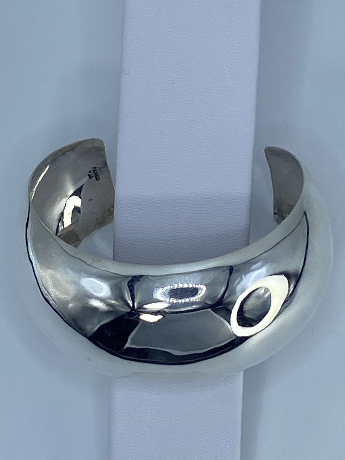 Brazalete rígido de plata 925 pulido espejo, puesto en la muñeca