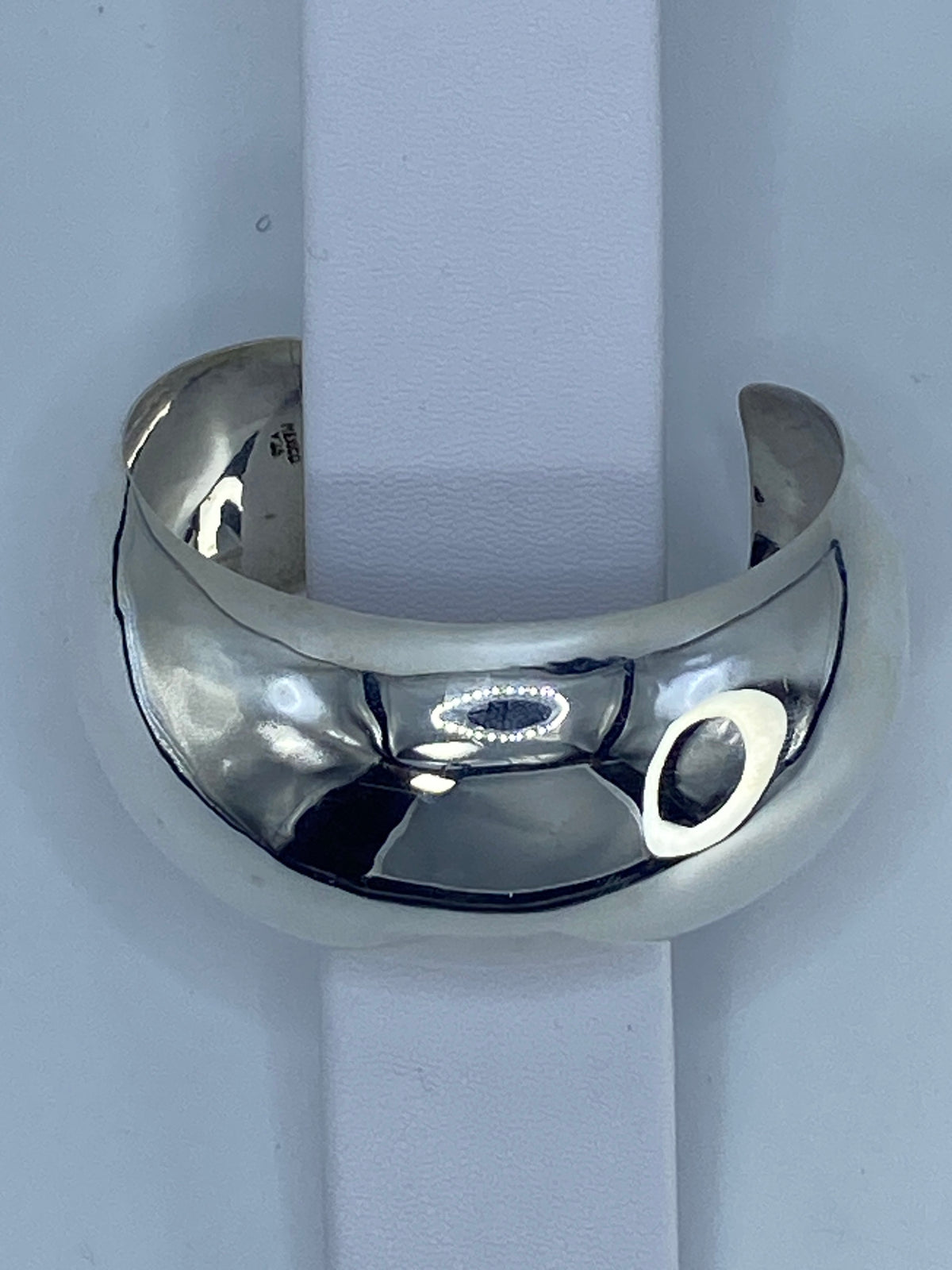 Detalle del Quinto 925 grabado en el brazalete