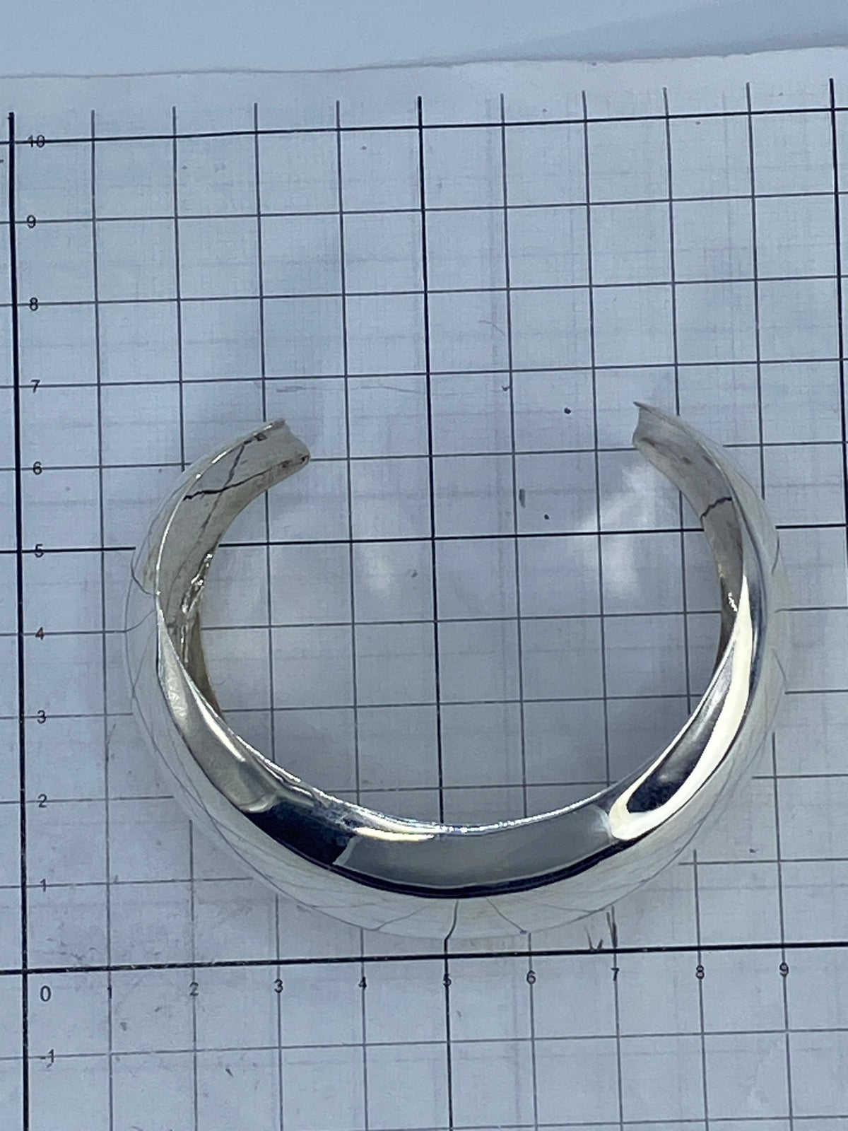 Brazalete de frente mostrando el ancho de 5.1 cm y el brillo del pulido
