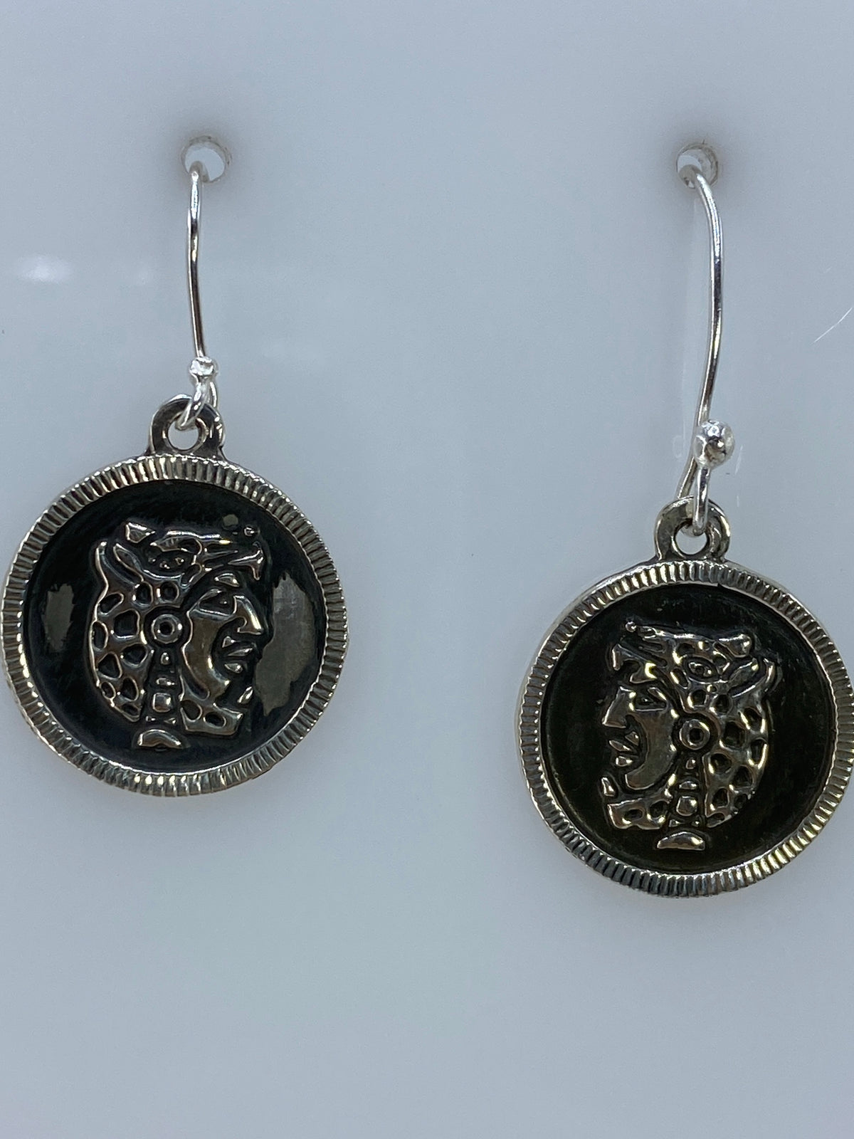Aretes sobre escala de medida mostrando 3.2 cm de largo