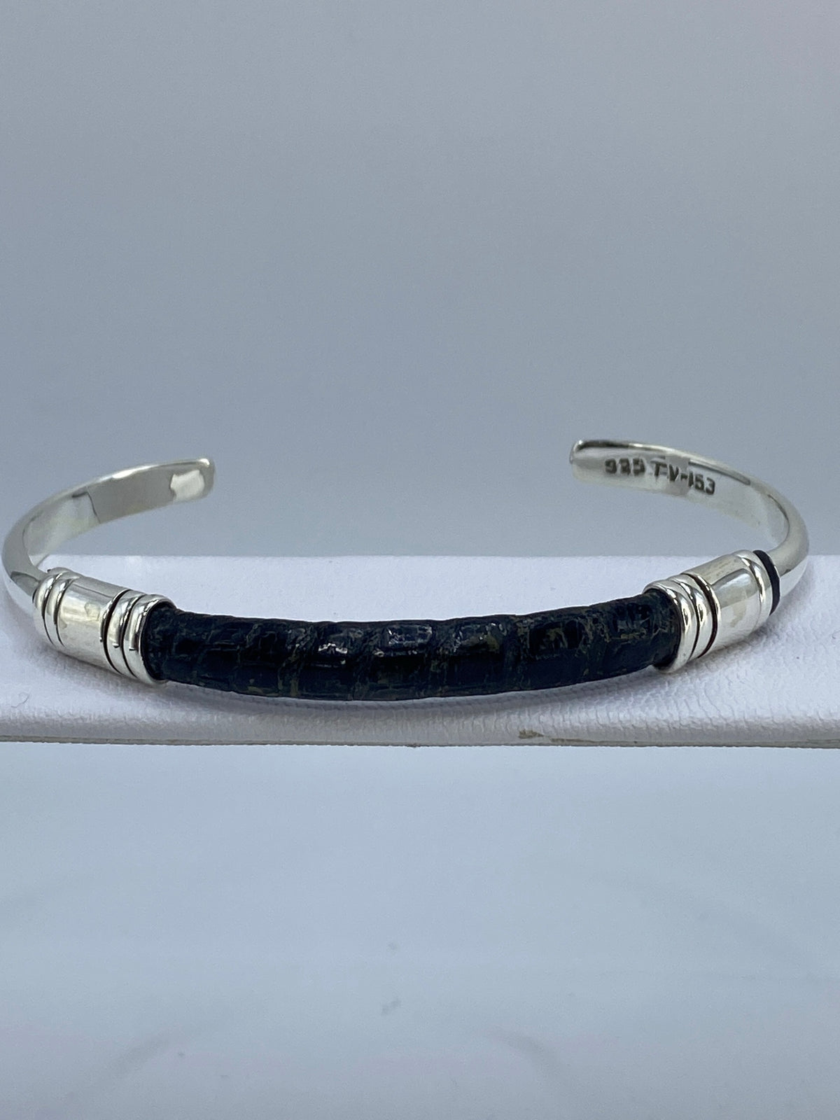 Brazalete colocado en la muñeca, mostrando el acabado texturizado y el Quinto 925
