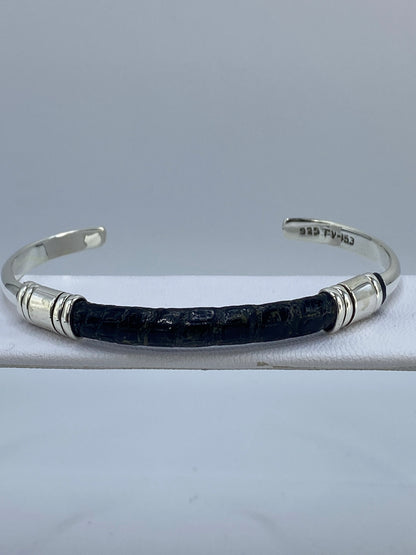 Brazalete colocado en la muñeca, mostrando el acabado texturizado y el Quinto 925