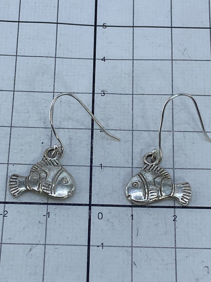 Aretes pececillo en la mano, mostrando escala real de 3 cm y el acabado de plata 925