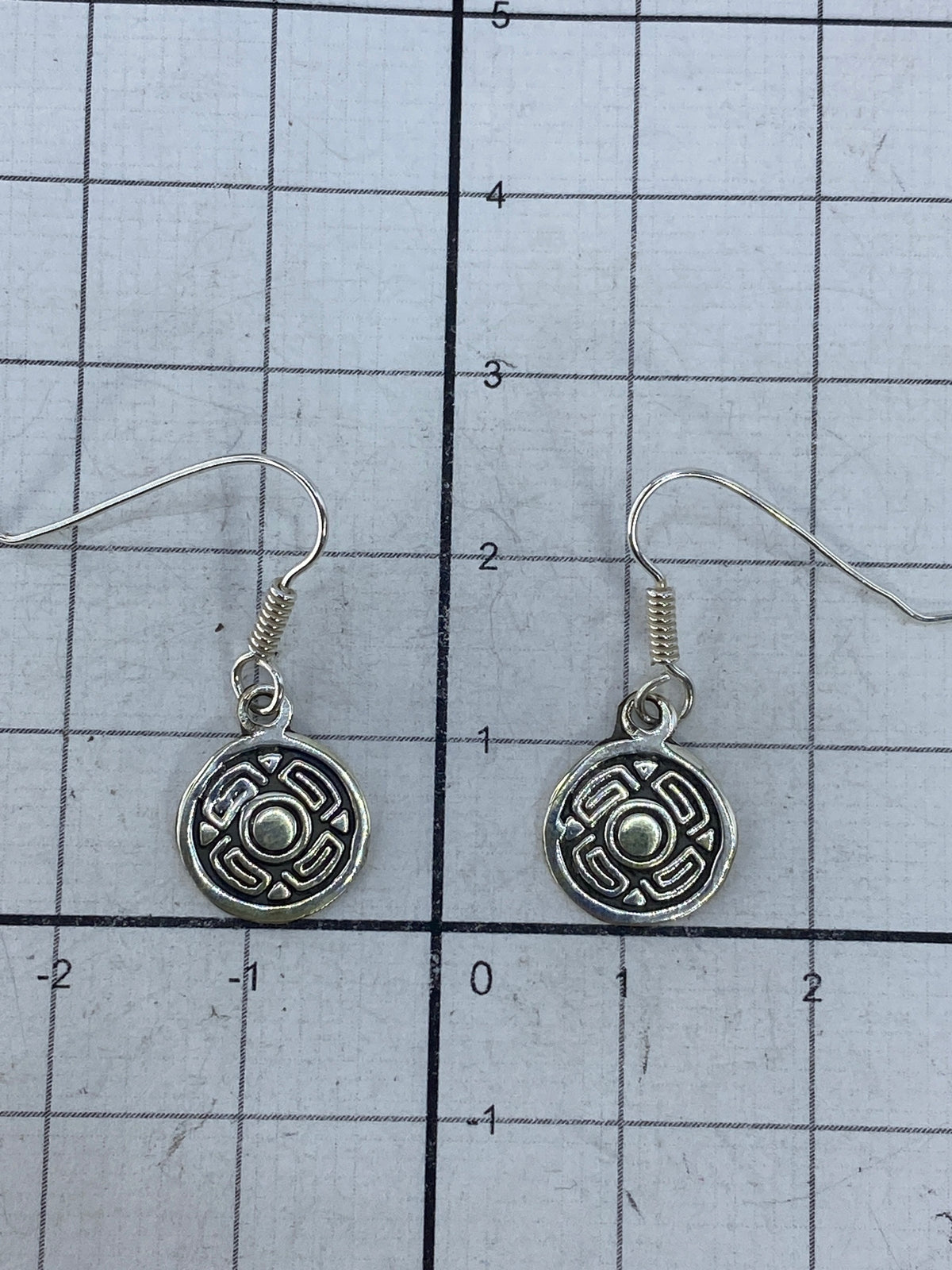 Reverso de los aretes en plata 925 con marca de Quinto y gancho de cierre