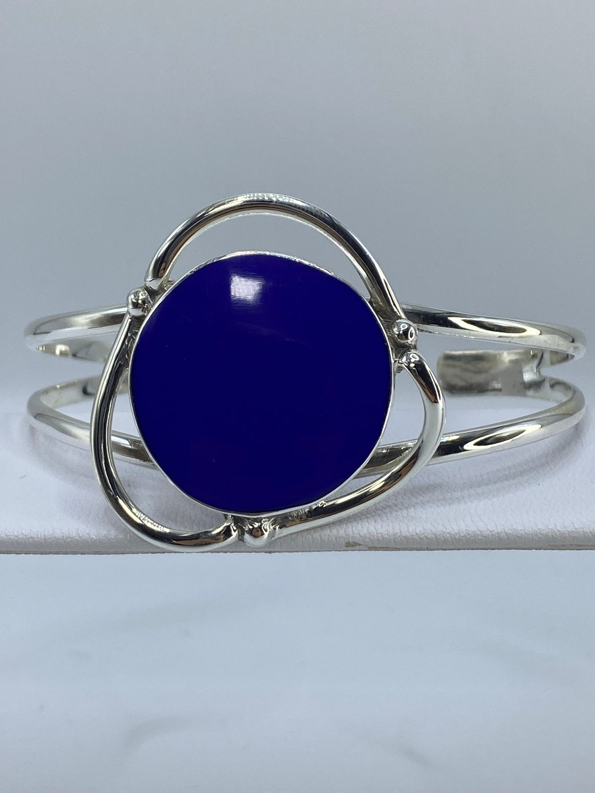 Brazalete rígido de plata 925 con lapislázuli azul engastado a mano, vista frontal