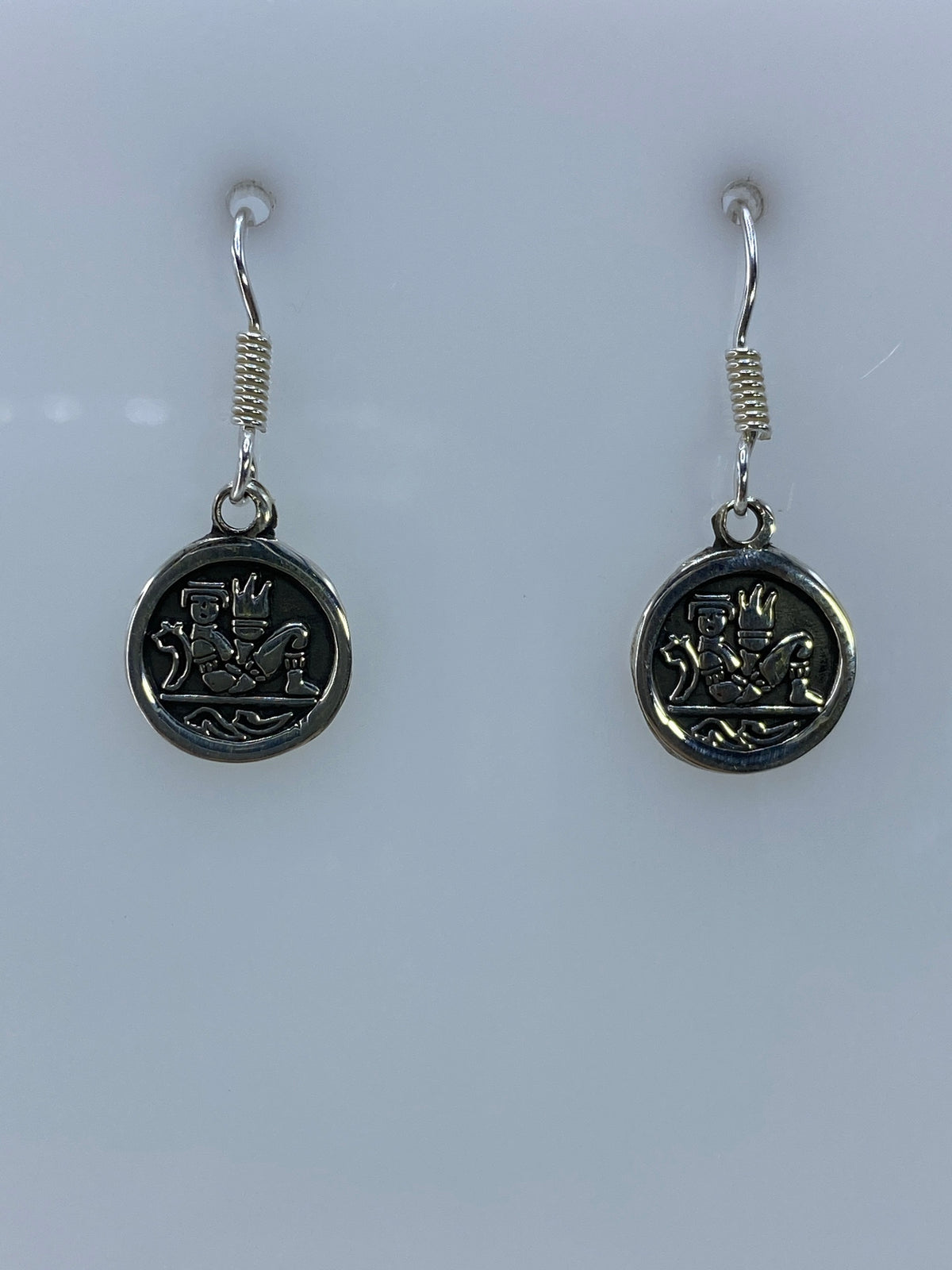 Detalle del medallón prehispánico repujado en cada arete