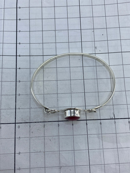Brazalete plata con coral sobre escala de centímetros, verificando medidas (6 cm diámetro × 4.5 cm ancho)
