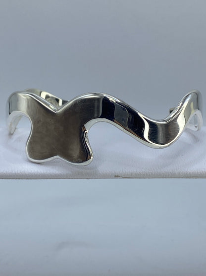 Vista frontal del brazalete de plata 925 con técnica cartoneado de Taxco