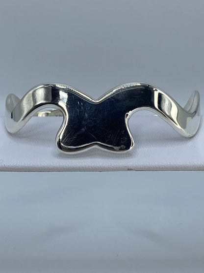Detalle del ancho y pulido de la banda del brazalete rígido