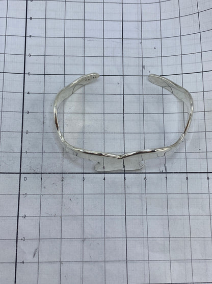 Brazalete de plata sobre fondo blanco mostrando el Quinto 925