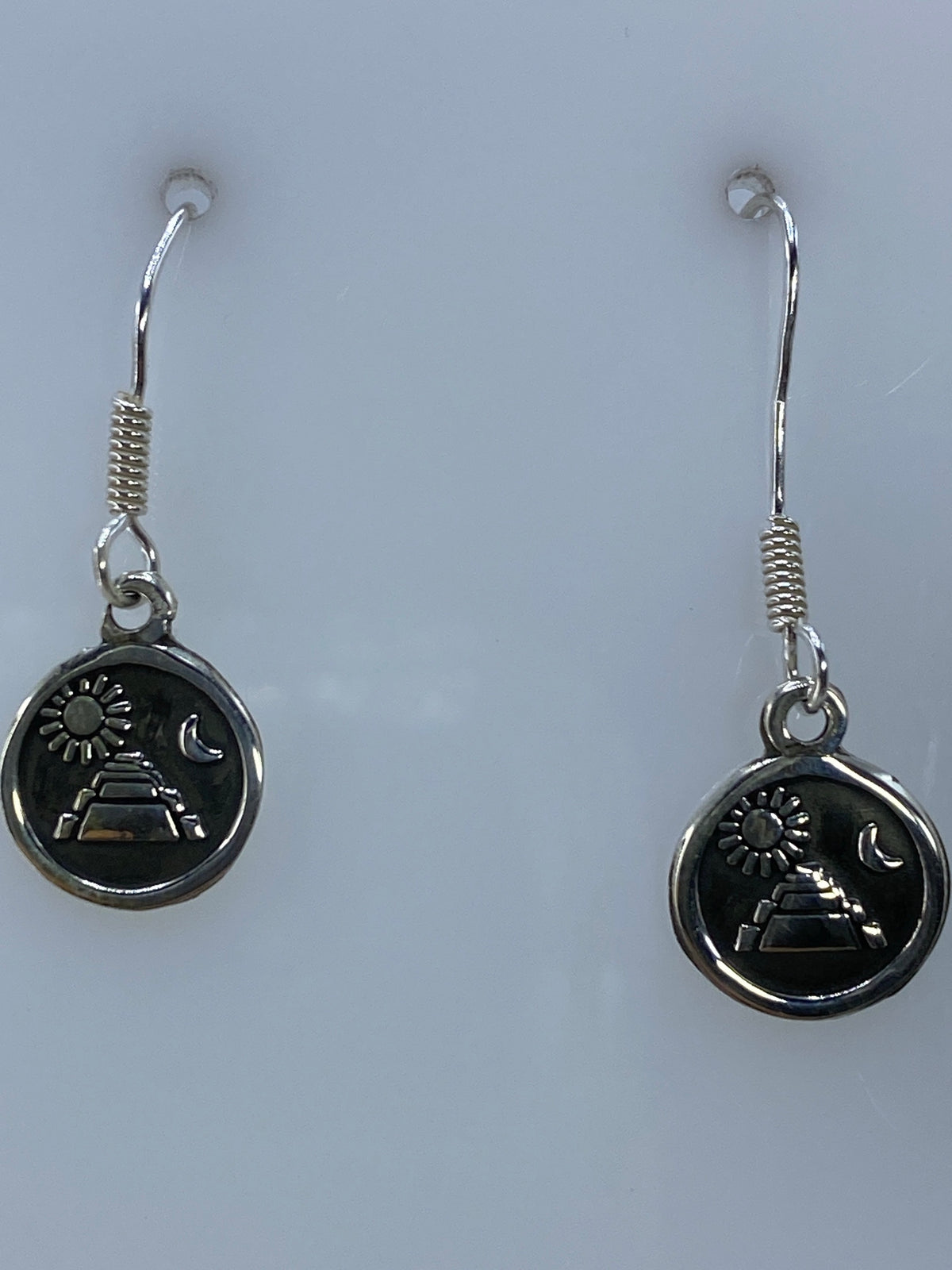 Aretes colgando mostrando el cierre francés de plata 925