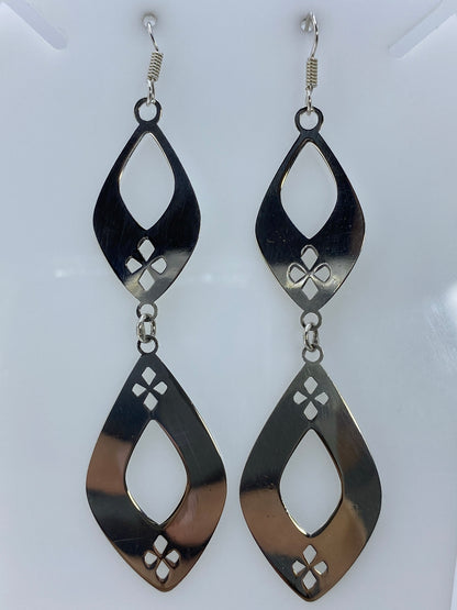 Aretes de plata repujados geométricos con calados, par completo colgando de ganchos de plata