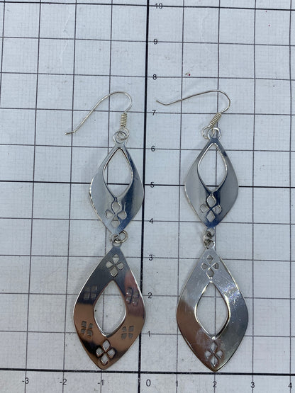 Aretes sobre fondo blanco mostrando la patina de oxidación controlada en los detalles