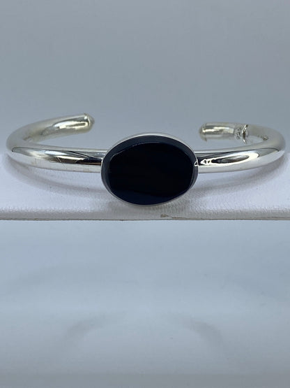 Brazalete de plata 925 con ónix negro engastado, abierto en vista frontal