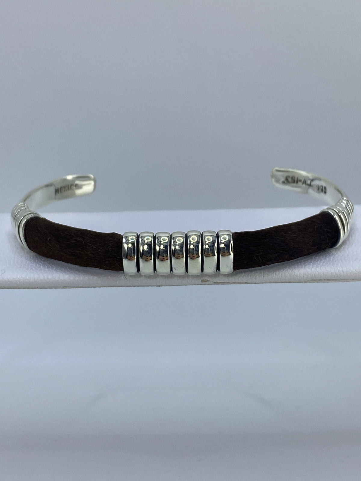 Brazalete rígido de plata cartoneado con diámetro interior 7 cm, visto de frente