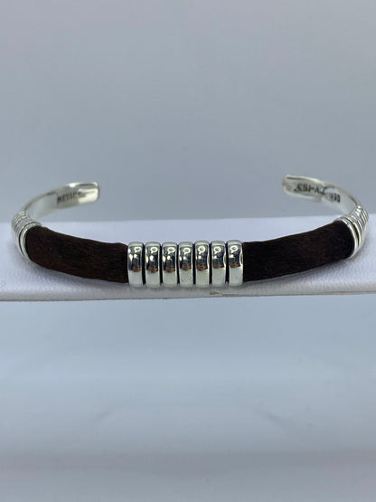 Brazalete rígido de plata cartoneado con diámetro interior 7 cm, visto de frente