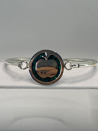 Brazalete de plata 925 con marcasita verde engastada, visto de frente sobre fondo blanco