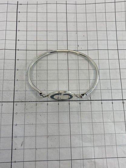 Brazalete puesto en la muñeca, mostrando el diámetro interior de 6.5 cm