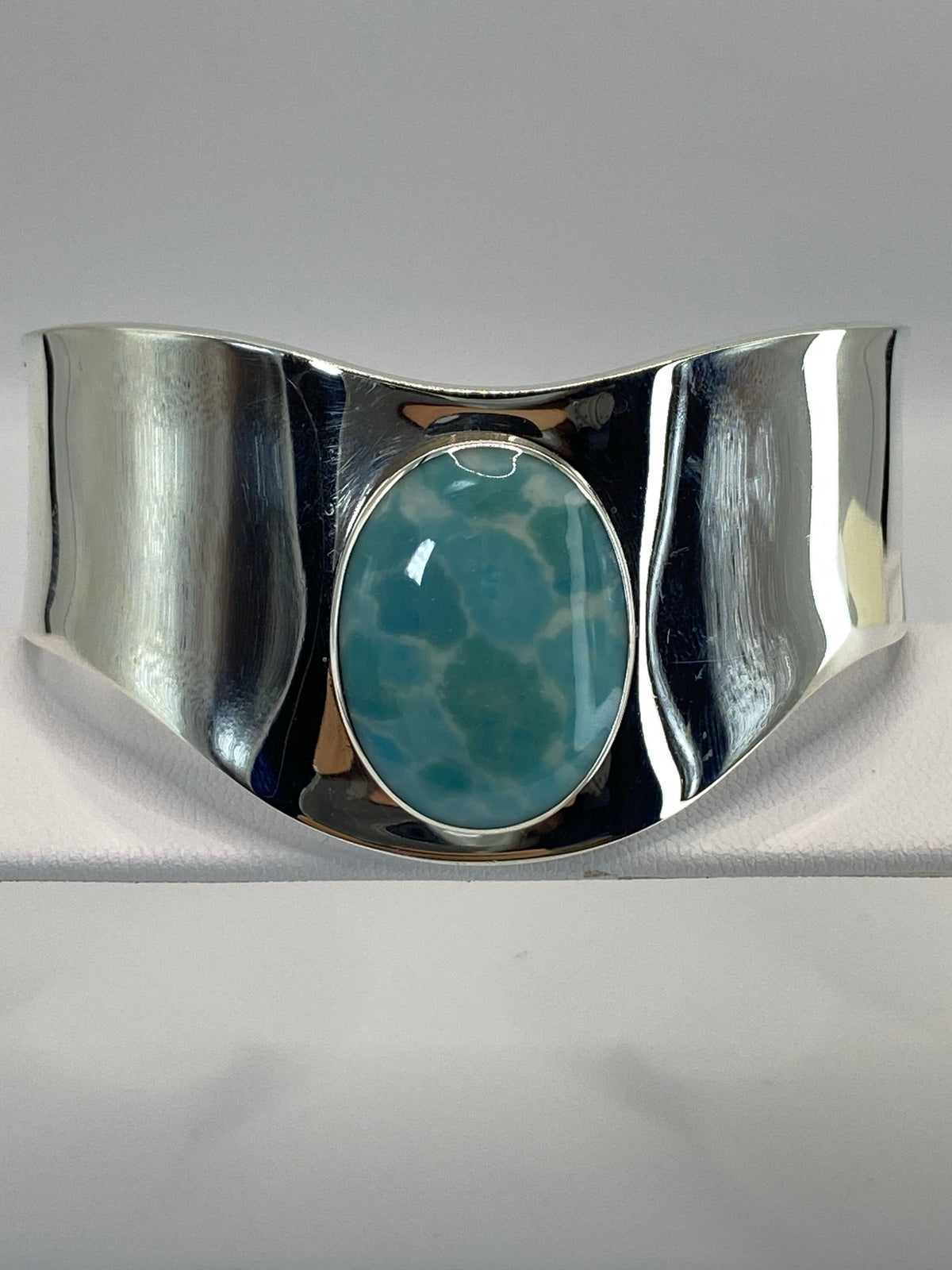 Brazalete rígido de plata 925 con turquesa azul cielo, diámetro 6.7 cm, vista frontal