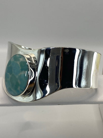 Brazalete de plata Taxco en turquesa cielo, vista lateral mostrando el ancho de 5.8 cm