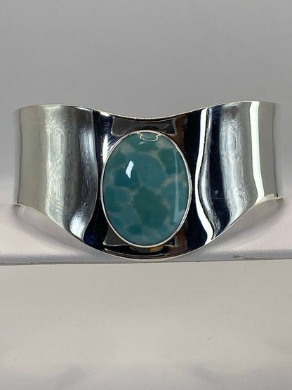 Brazalete en la muñeca, turquesa azul cielo engastada, brillo de plata pulida