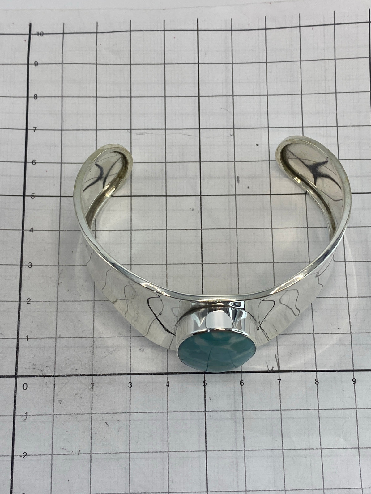Detalle del engaste a mano de la turquesa en plata 925 con Quinto