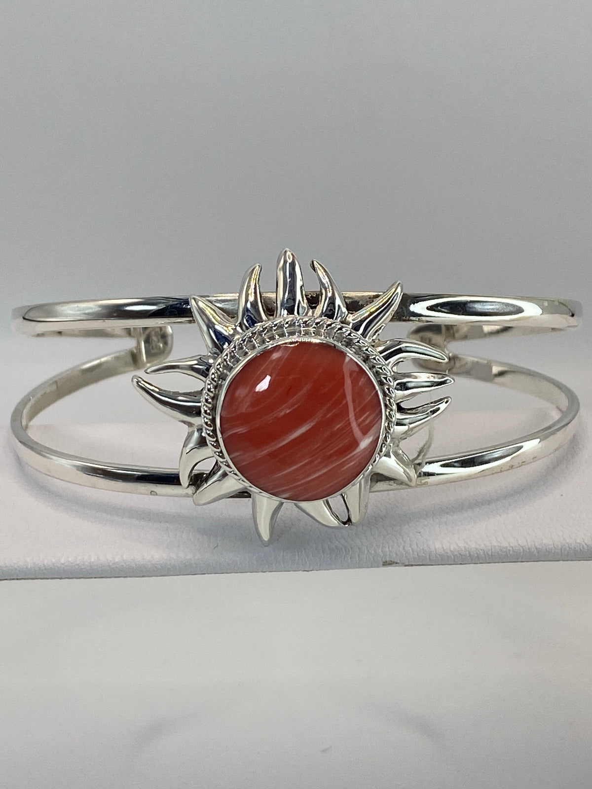 Brazalete rígido de plata 925 con piedra rosa en forma de sol, vista frontal