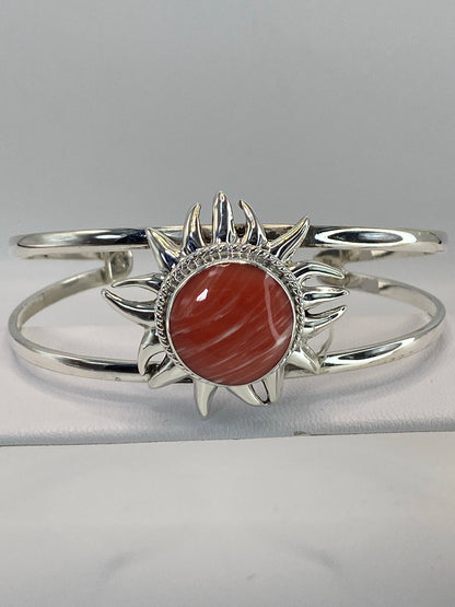 Brazalete rígido de plata 925 con piedra rosa en forma de sol, vista frontal