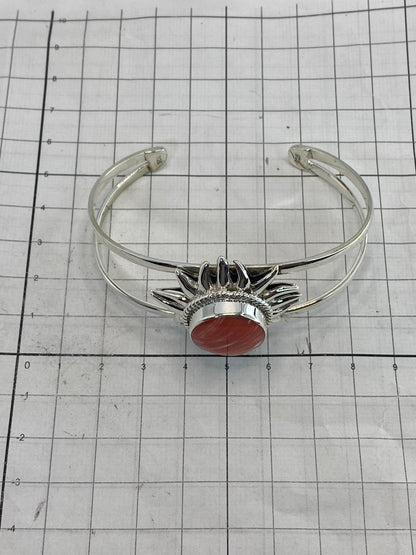 Brazalete sobre fondo blanco con marcas de medida, diámetro interior 6.9 cm
