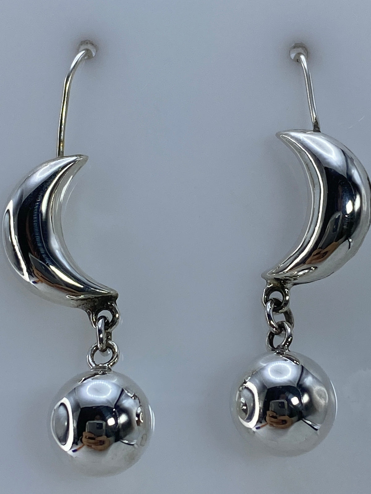 Aretes sobre fondo blanco con Quinto 925 visible en la vaina