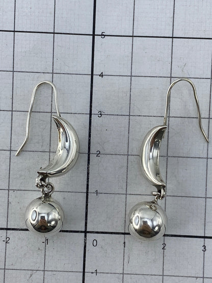 Aretes en la mano mostrando tamaño real de 4 cm y ligereza