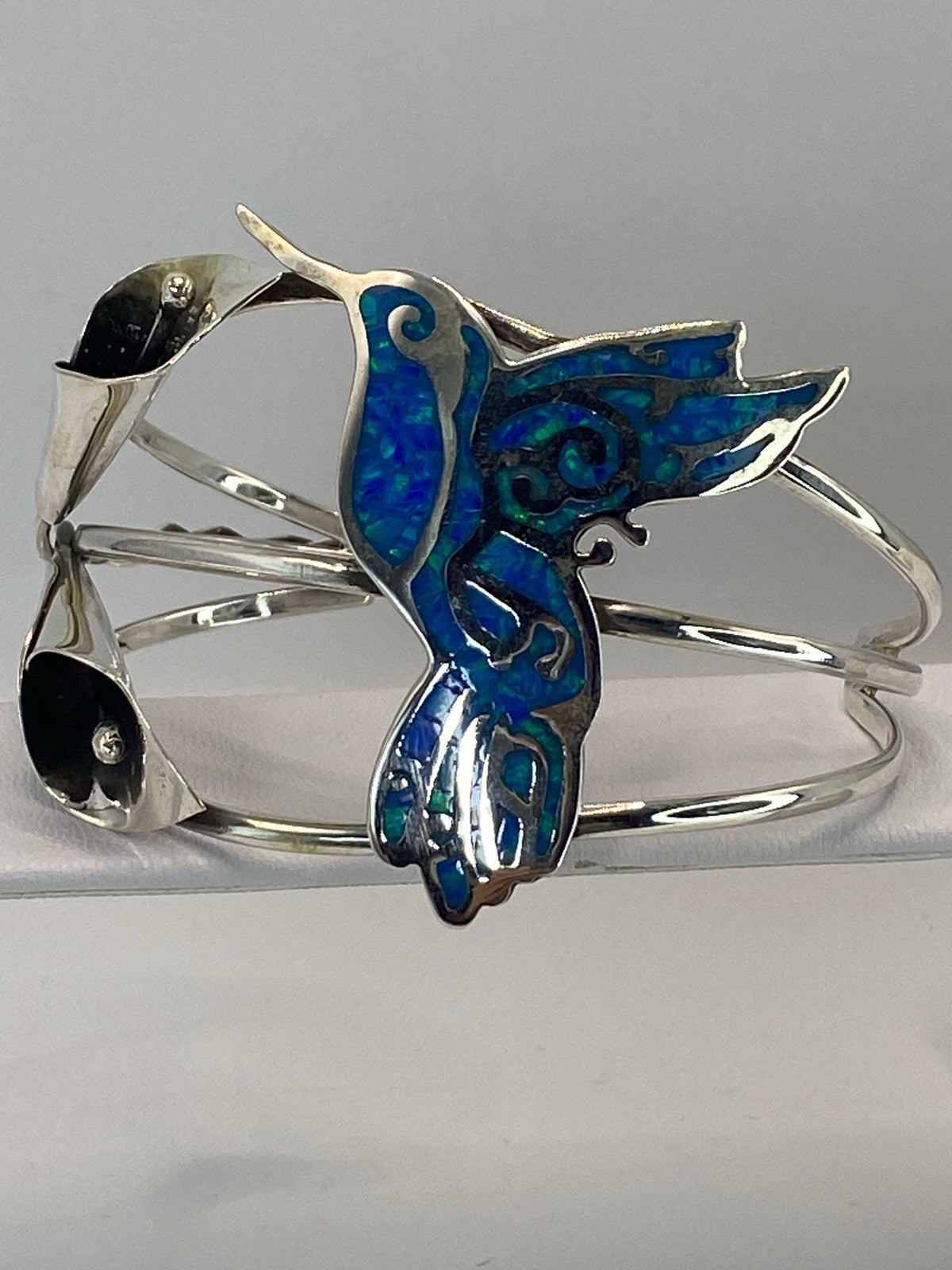 Detalle de la turquesa azul y los volúmenes de plata que rodean la piedra