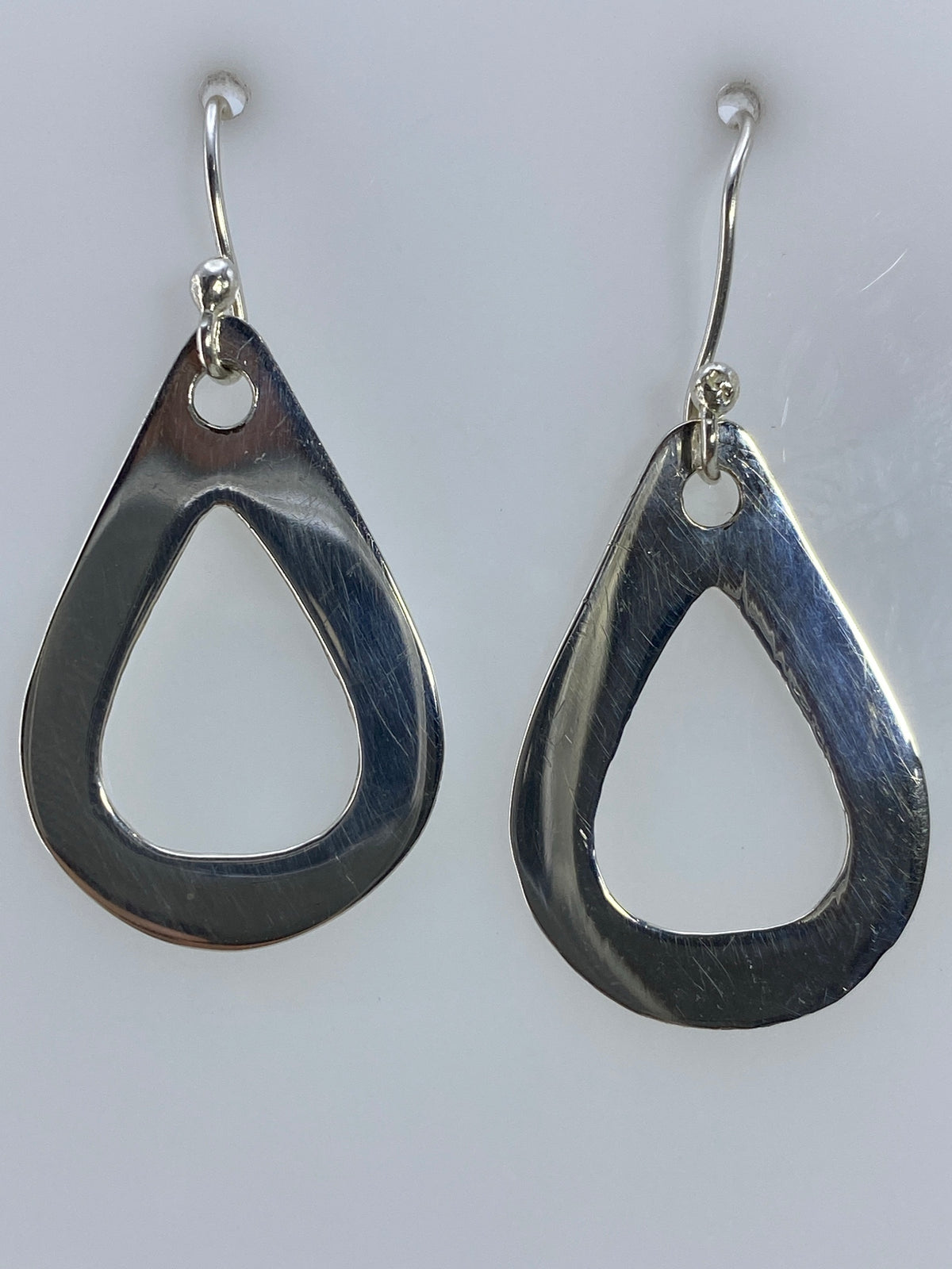 Par de aretes de plata 925 con diseño calado geométrico en gota, vista frontal