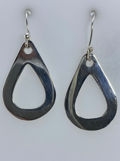 Par de aretes de plata 925 con diseño calado geométrico en gota, vista frontal