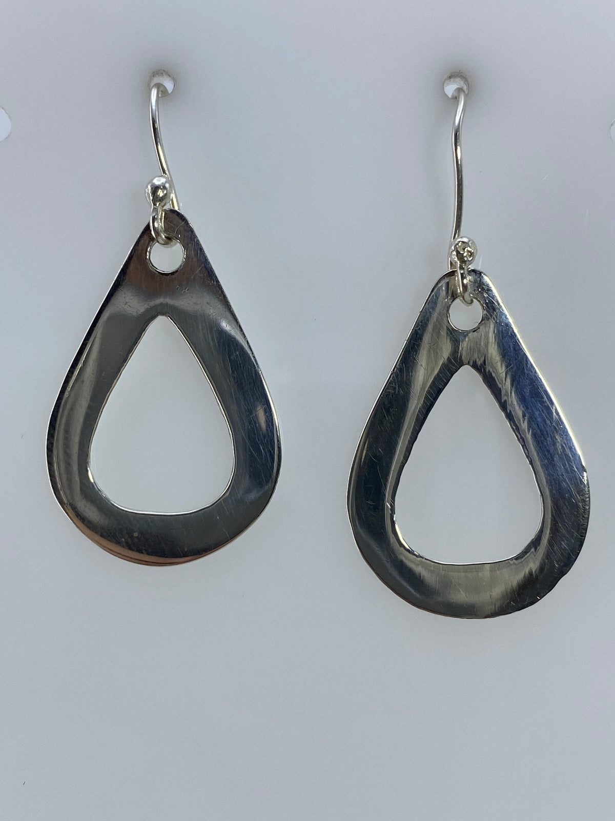 Aretes de plata calado con ganchos seguros en mano, 4 cm de largo