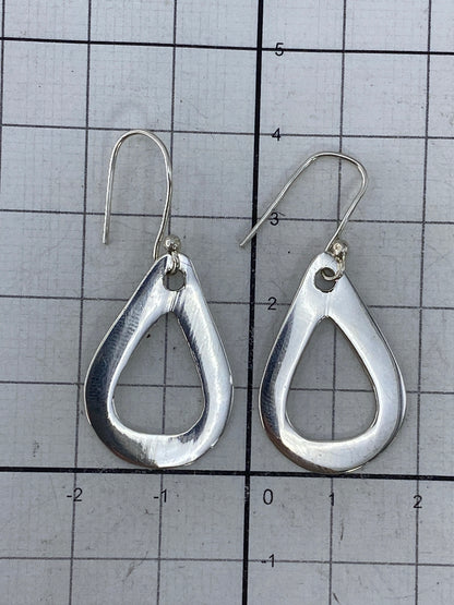 Aretes sobre fondo blanco, Par de plata minimalista hecho en Taxco