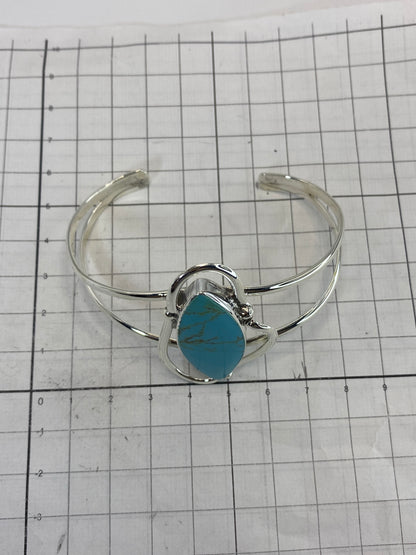 Brazalete puesto en la muñeca mostrando diámetro interior de 6.4 cm
