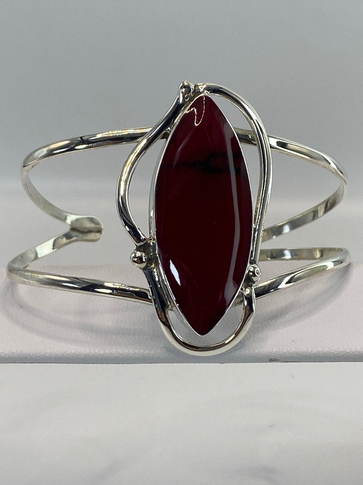 Brazalete rígido de plata 950 con coral rojo engastado en banda ancha