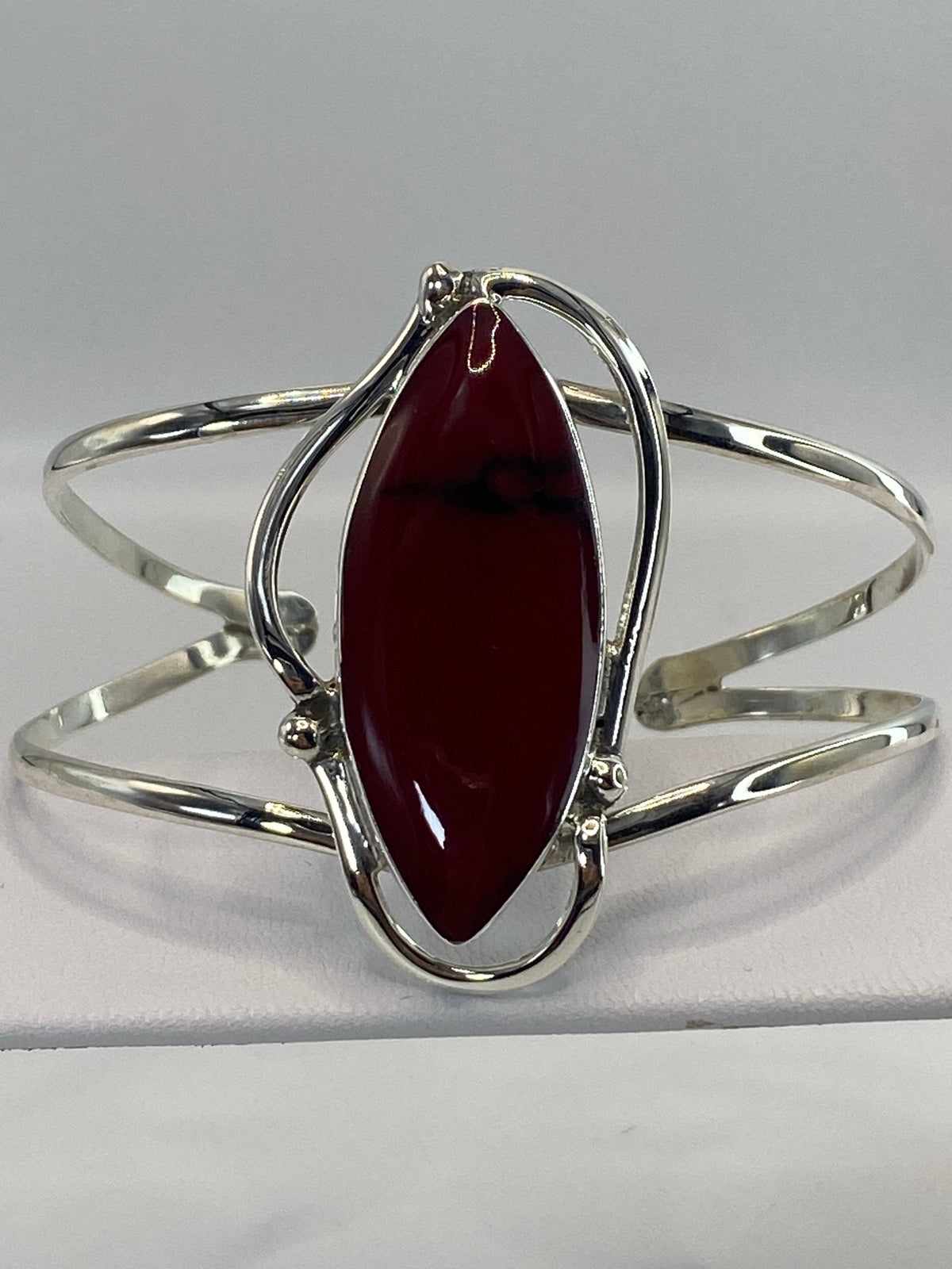 Brazalete de plata 950 puesto en la muñeca, mostrando el diámetro interior de 6.2 cm