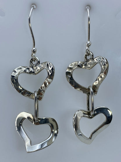 Aretes de plata con dos corazones conectados en cascada, 5 cm de largo, vista frontal