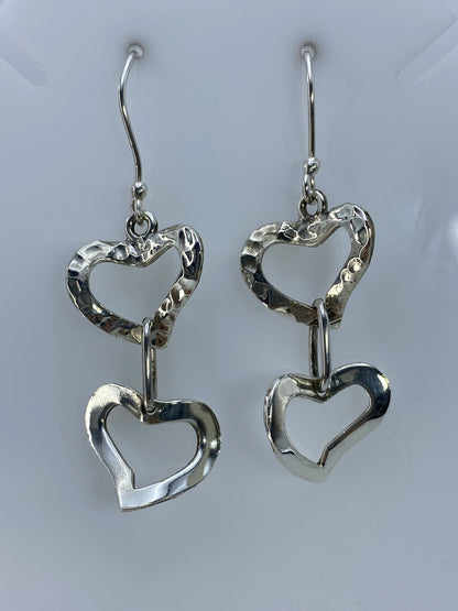Detalle lateral de los aretes de corazones — acabado pulido y brillante