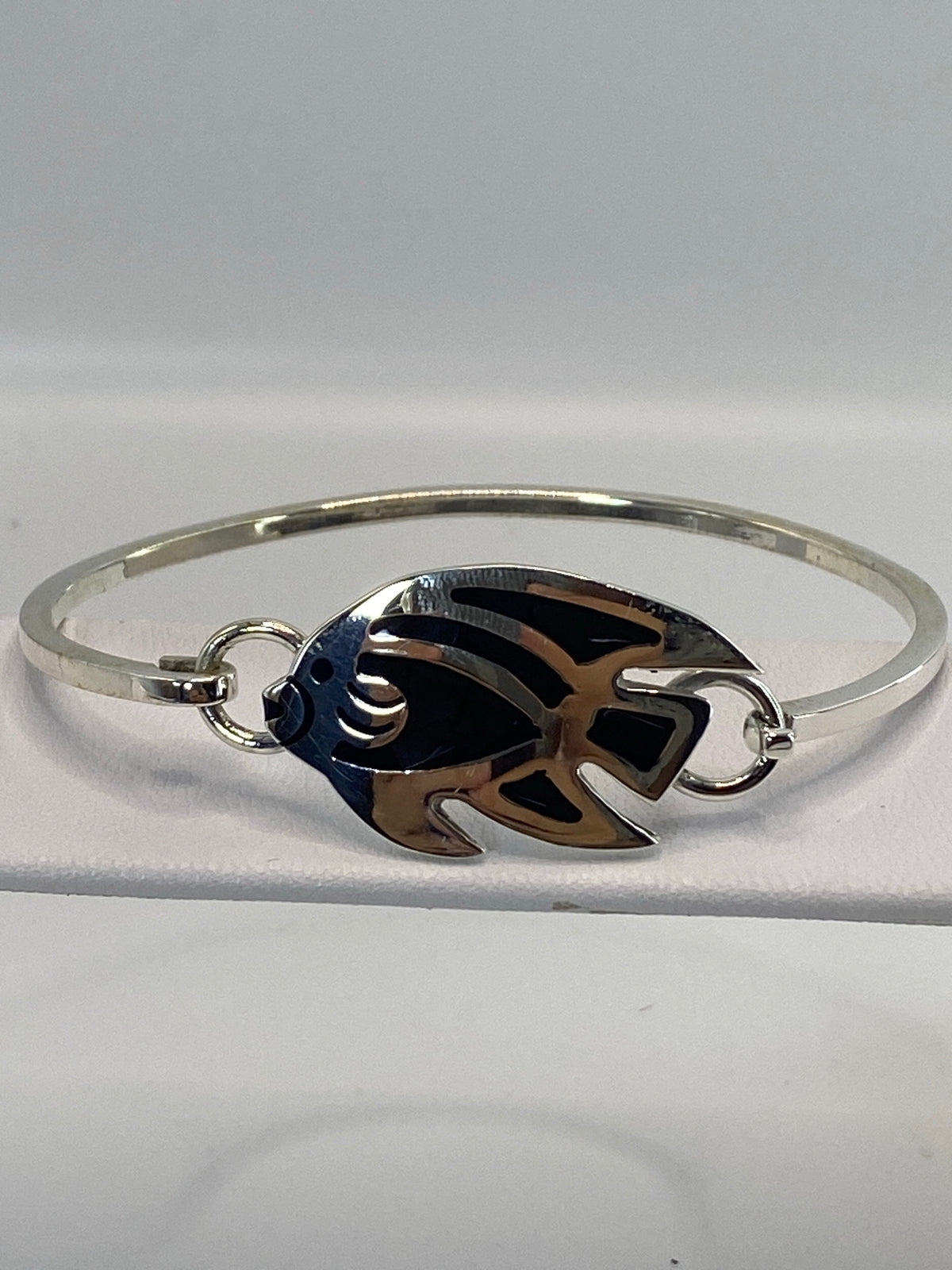 Brazalete rígido de plata 950 con ónix negro en forma de pez, vista superior